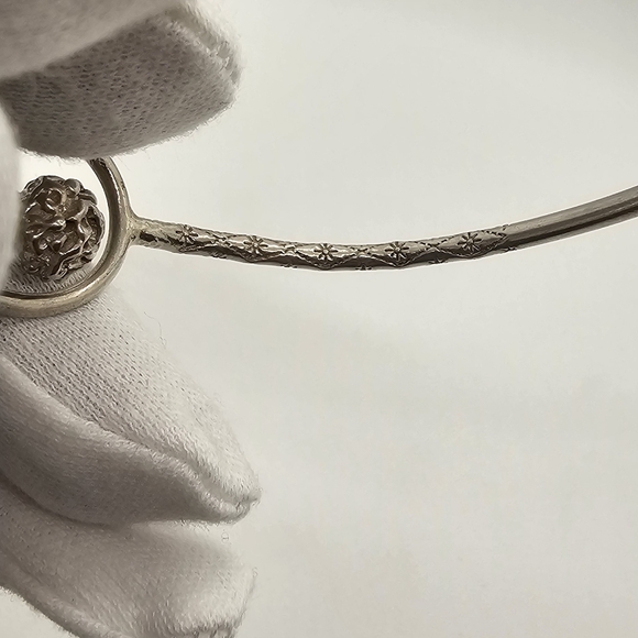 Elegant Silver Bangle Bracelet - Picture 5 of 10